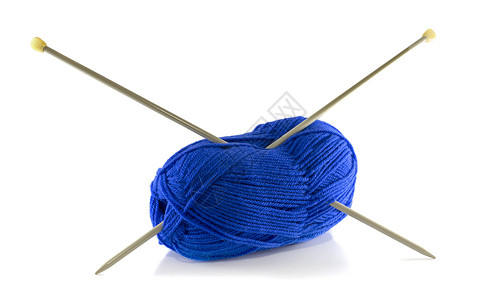 编织针头和蓝羊毛背景图片