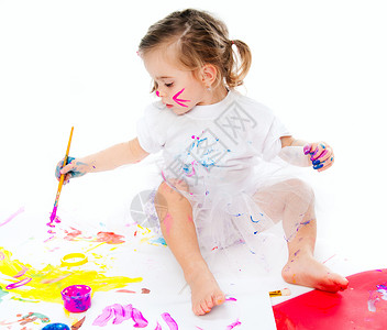 可爱的小女孩画画女孩画笔艺术家绘画快乐幸福乐趣幼儿园女性微笑背景图片