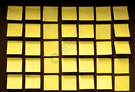 黄色篮球框黄纸笔记覆盖一个软木板背景