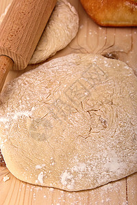 达多酵母蛋糕作用面团木头圆形擀面杖面粉背景图片