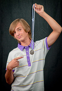 紫色挂带奖牌工作室特辑 一个男孩拿着奖牌背景
