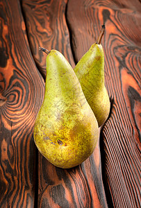 旧木制背景的两颗梨子背景图片