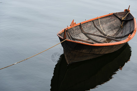 划船反射池塘浅滩帆船蓝色孤独金子薄雾高清图片
