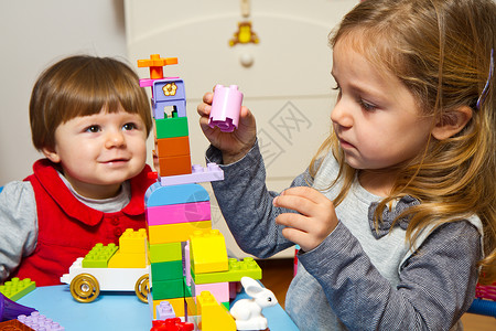 游戏砖头素材女孩玩砖头的小女孩生长建筑婴儿学习童年立方体幼儿园玩具教育孩子背景
