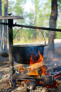 森林营地Cauldron对阵营火营地煤烟燃烧农村烹饪闲暇食物煤炭篝火木炭背景