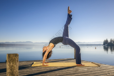 达努节瑜伽妇女福利冥想平衡码头天空女孩运动娱乐沉思女士背景