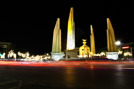 夜间民主纪念碑 泰国的Bangkok佛教徒平移王国公共汽车游客景观公园金子寺庙街道背景