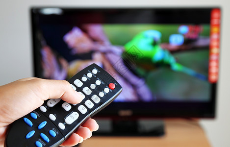 移动电视将电视遥控器指向电视机的手闲暇按钮娱乐电视屏幕生活互联网电子控制电影背景