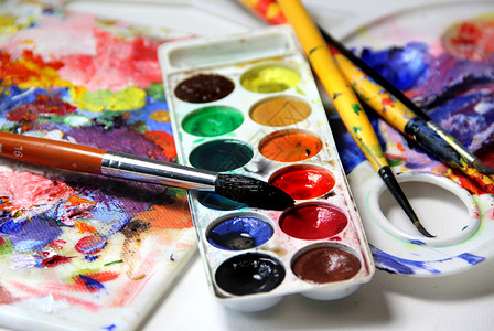 压克力艺术品调色盘和水彩花工具玻璃物品画架绘画铅笔教育紫色职场水彩画背景