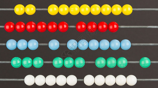 灰色背景的算盘特写白色绿色教育木头总和红色办公用品黑色工具数字背景