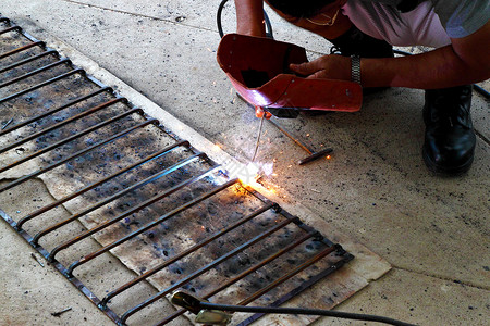 钢桁拱连接平方巴的电焊接工具商业力量制造业面具男人金属焊机火焰烧伤背景