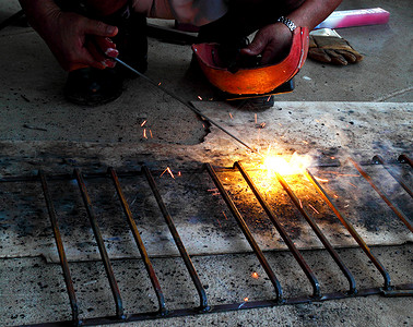 钢桁拱连接正方形栏的工人焊接工厂工作烧伤手套工艺安全危险贸易商业男人背景