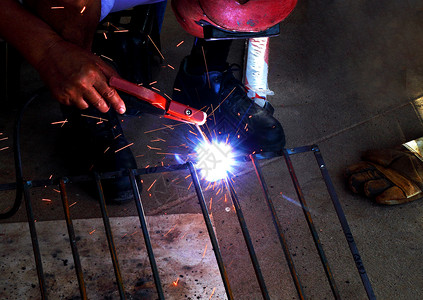 钢桁拱连接正方形栏的工人焊接金属力量面具危险手套活力科学头盔工艺安全背景