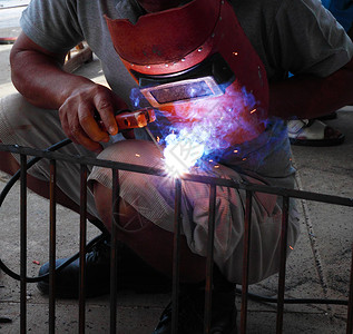 钢桁拱连接平方巴的电焊接男人工具科学技术工人商业贸易机器烧伤工作背景