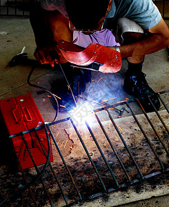 钢桁拱连接平方巴的电焊接危险商业男人焊机工程橙子力量安全制造业工厂背景
