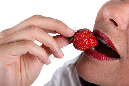 女人吃草莓政权饮食乐趣衬衫生活水果视图嘴唇欲望女士高清图片