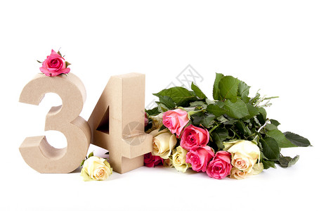四旬期玫瑰玫瑰床上年龄数字植物周年庆典生日绿色红色纪念日粉色叶子假期背景