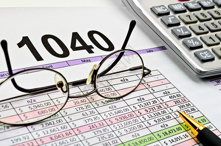 会计档案素材带钢笔 计算器和眼镜的税收表格背景
