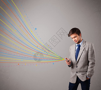 英俊的男子拿着电话 带有多彩的抽象线条男生技术屏幕讲话电子框架装饰品玩家快乐男人背景图片