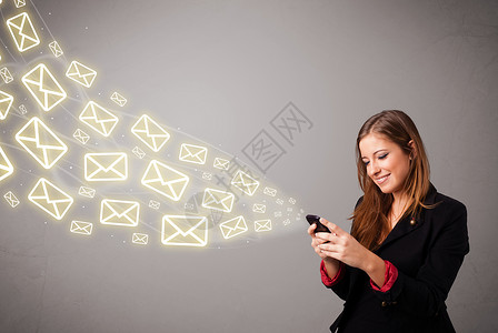 垃圾短信持有带有消息图标的电话的有吸引力年轻女士邮政互联网信封短信数据邮资垃圾邮件女孩电子邮件邮件背景