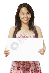持有空白讯息的年轻女性空间白色太阳裙空格处广告木板服装广告牌信息营销背景