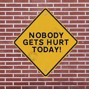 今天没有人会受伤安全红色职场场所工作警告伤害钻石砖墙黄色背景图片