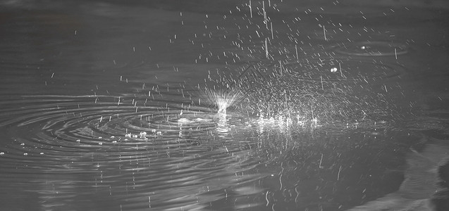 秋天雨雨滴液体波纹季节风暴天气滂沱环境人行道水坑气泡背景