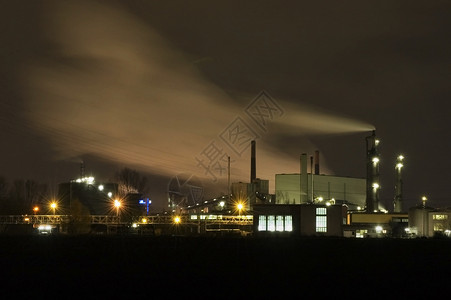夜间工业化石煤气管高清图片