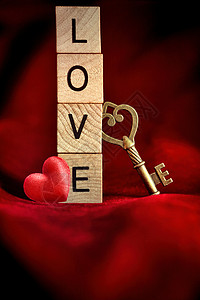 金键 配有拼写爱字词的木木块字母背景图片