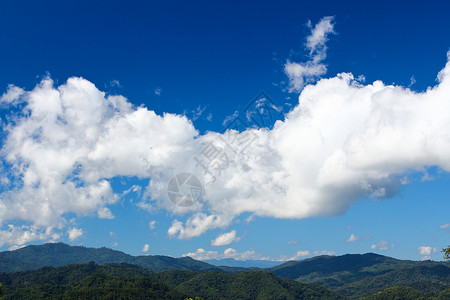 日出时 在千阿的出现高峰和云彩风景岩石横线爬坡顶峰地标阳光薄雾旅行地平线远足背景图片