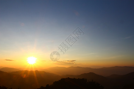 日出时 在千阿的出现高峰和云彩风景地平线假期旅游薄雾日落蓝色旅行阳光远足岩石背景图片