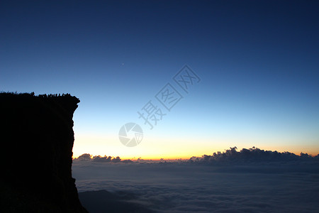 日出时 在千阿的出现高峰和云彩风景旅游薄雾假期蓝色天空地平线环境爬坡场景地标背景图片