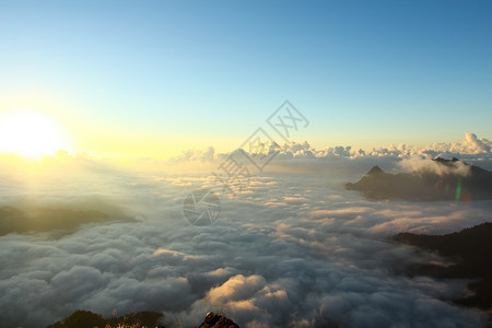 日出时 在千阿的出现高峰和云彩风景地平线旅行日落场景薄雾岩石假期天空阳光蓝色背景图片