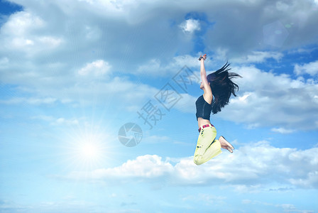 女孩跳向蓝天和太阳背景图片