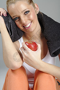 产后妇女微笑快乐运动服运动水果女士毛巾女性休息背景图片