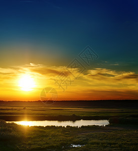 朝阳梦革命战争建党节河流上好景色晴朗的夕阳橙子蓝色反射太阳光线金子环境场景阳光爬坡辉光背景