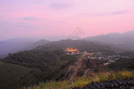 日出在泰缅边境山脊的山上背景图片