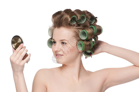 令人头秃女人在头发滚滚的照镜子温泉皮肤青少年女士发型设计治疗发型镜子容貌乐趣背景