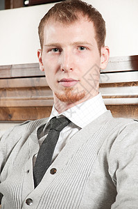 稳健的年轻商务人士工作领带微笑办公室老板男性人士商务套装闲暇背景图片