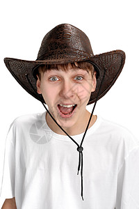 连帽t恤戴斯特森帽的青少年牙齿乐趣喜悦情感惊喜头发衬衫活力牛仔衣服背景