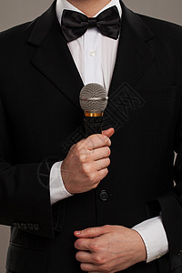有麦克风的仪式主仪演讲领带衣服工作室工作婚礼男人男性衬衫成功背景图片