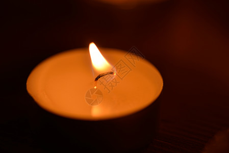 蜡烛火焰假期反光灯芯生日茶色背景图片