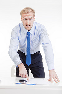 你比划我来猜在办公桌后面的愤怒老板商业成人比划管理人员手臂办公室责备领带人士导师背景