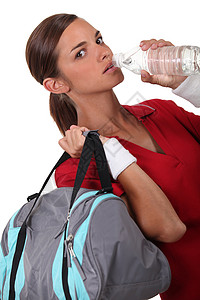 妇女饮用水塑料瓶子幸福白色头发运动活动女士氢气社会高清图片
