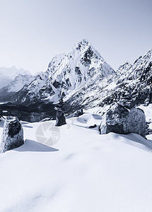 在喜马拉雅山的黎明时 Cho La通过山峰明信片山腰冒险顶峰岩石天空远足石头昆布旅行背景图片