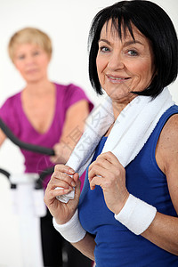 在健身房工作的女人公民皱纹福利火车蒸腾毛巾运动头发有氧运动俱乐部背景图片