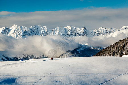 以法式阿尔卑斯山步行的山区和两个人的全景观高清图片