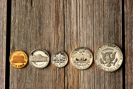 木制背景的硬币现金货币银行业木头金融商业储蓄背景图片