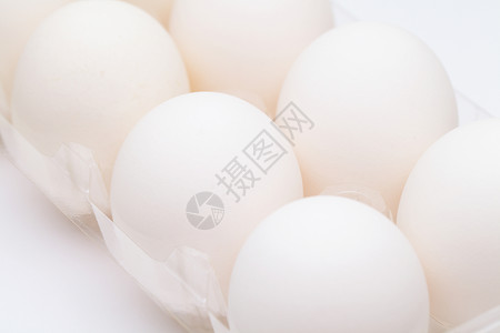 塑料容器中的白蛋早餐细胞包装食物团体店铺白色背景图片