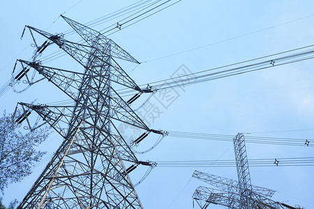 电力传输塔天空能量权力电线电缆线路接线三角形平行线两极背景图片